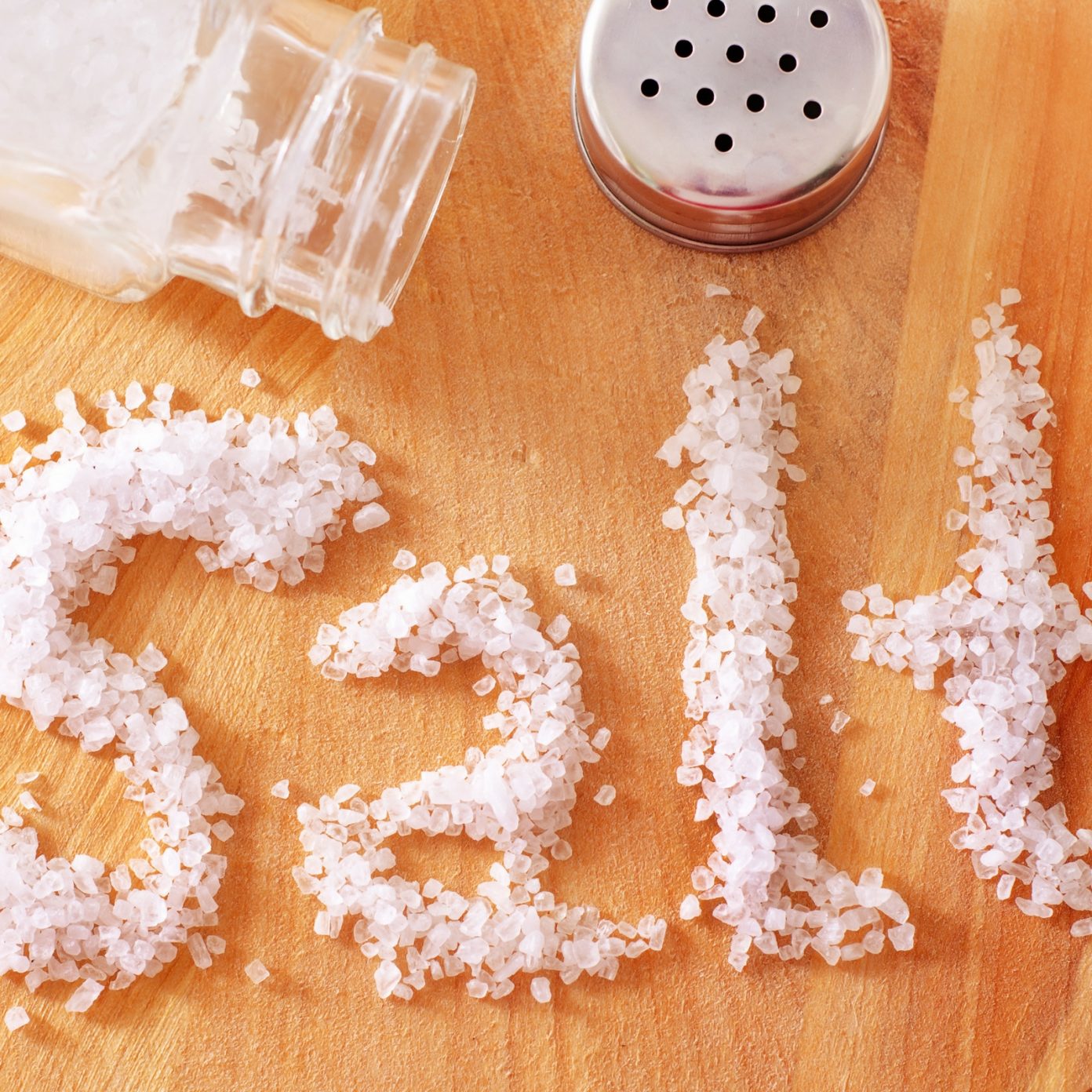 Рассыпанная соль на столе