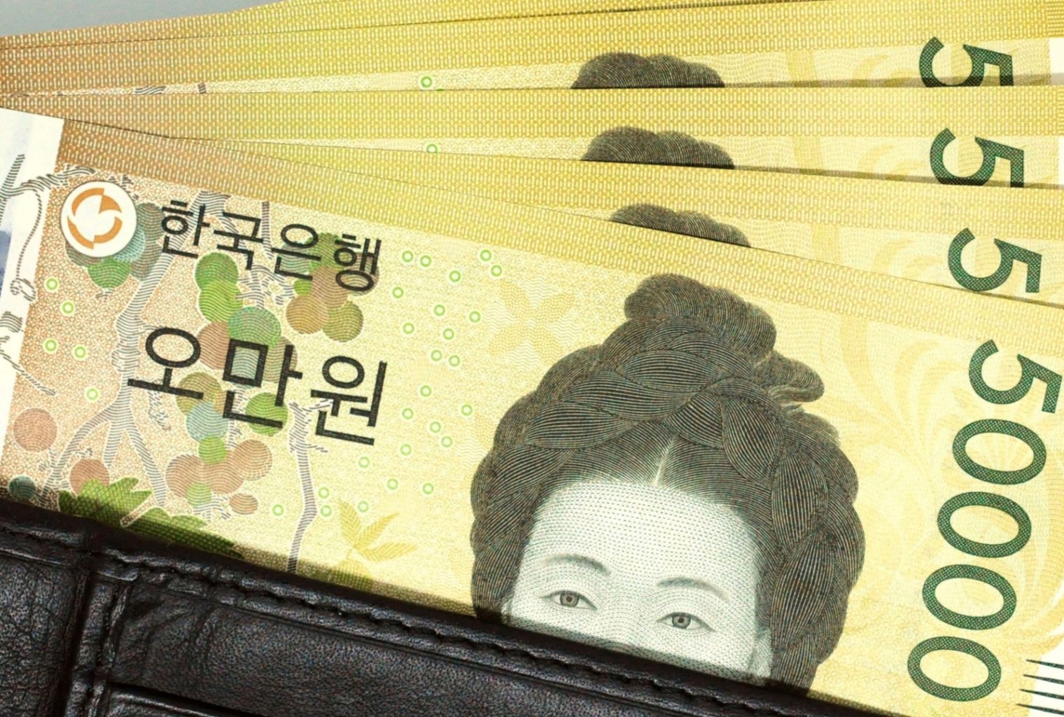 Корейская вона к рублю на сегодня калькулятор. Корейские деньги. Корейские деньги фото. Самая маленькая купюра в Корее. Корейские деньги фото бумажные.