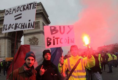 Yellow Vest Movement Starts a New Form of Protest – Burning Banknotes