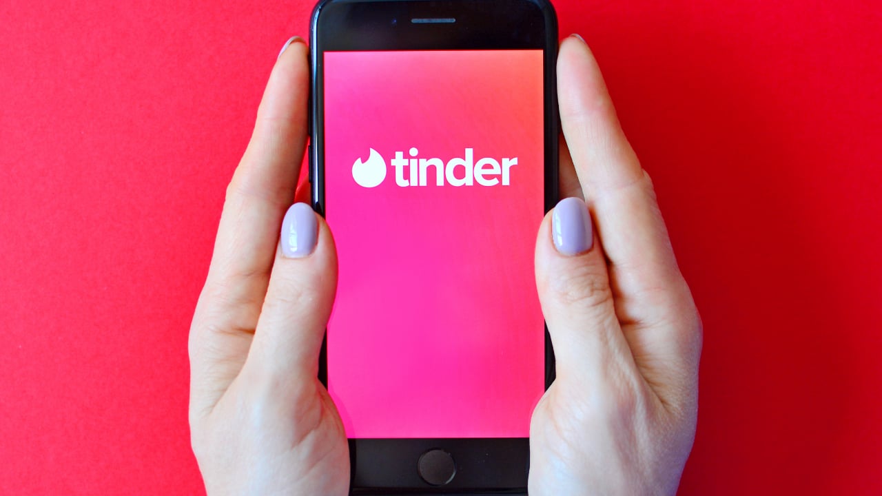 Cât de singuri suntem: Celebra aplicaţie de dating Tinder a făcut 1,2 miliarde dolari în 