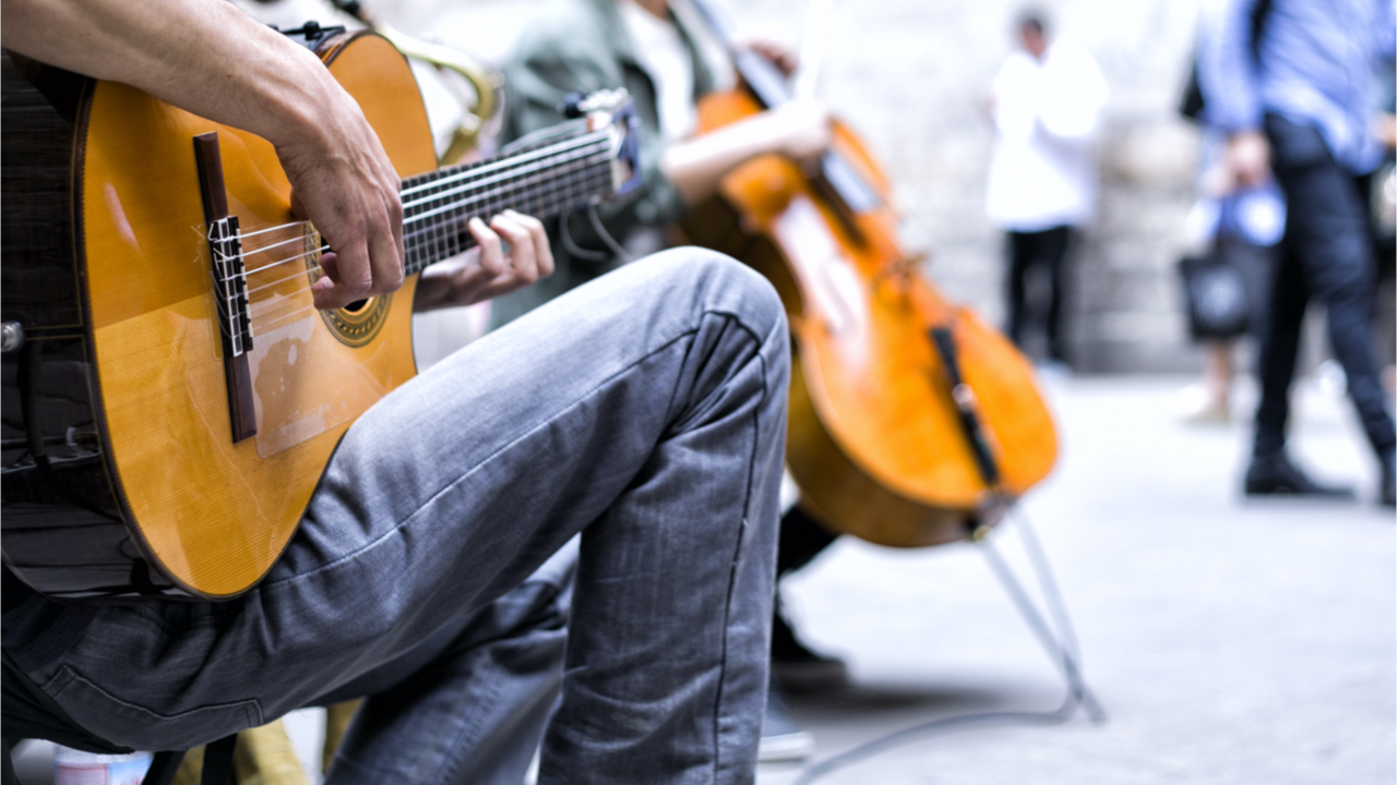 shutterstock 675064078 Busking for Bitcoin: Report Finds Street Performers Depend on Digital Payments