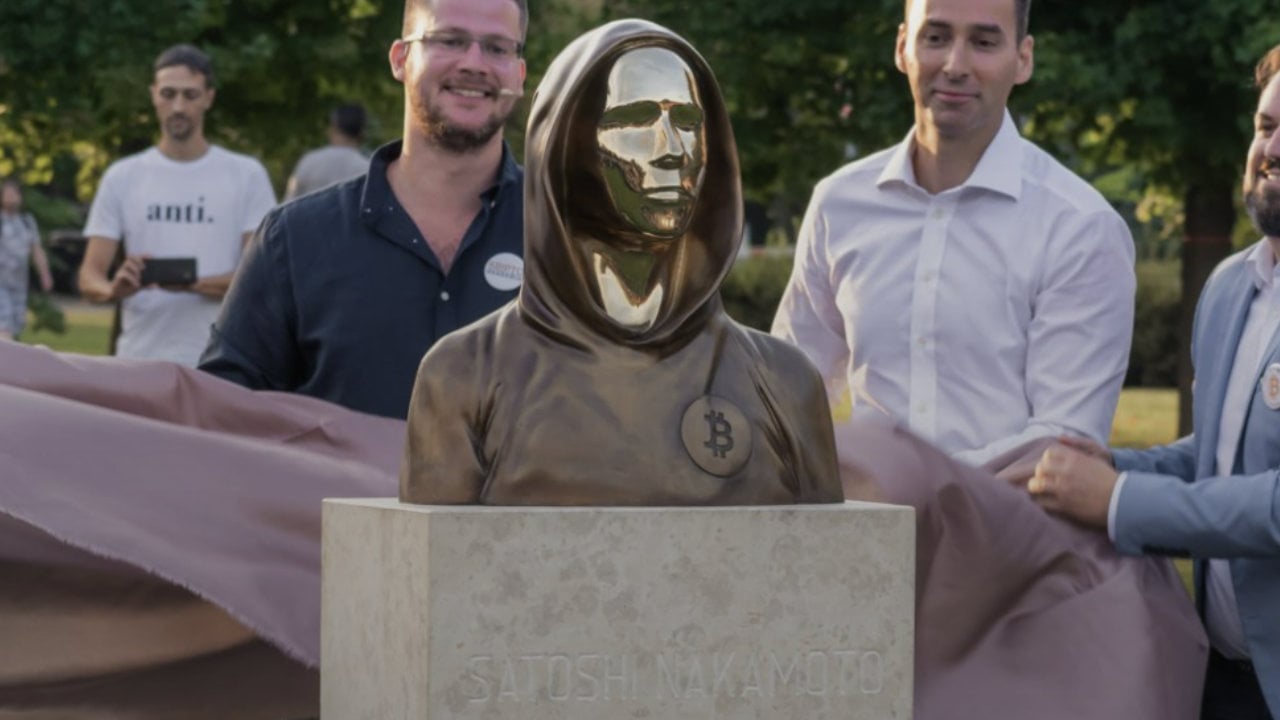Мы все - Сатоши: в Венгрии открыли статую создателя биткойнов Сатоши Накамото