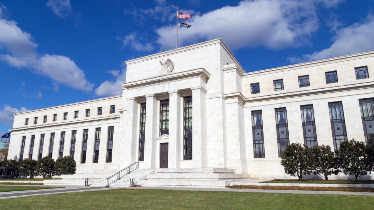 Federal Reserve Governor Argues Against Subjecting Stablecoins to Full Bankin...
