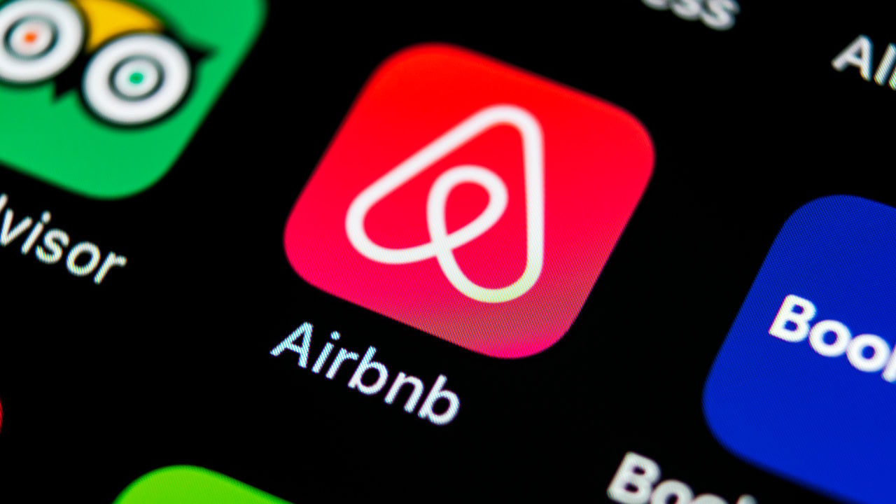 Airbnb investiga los criptopagos: el CEO ve 