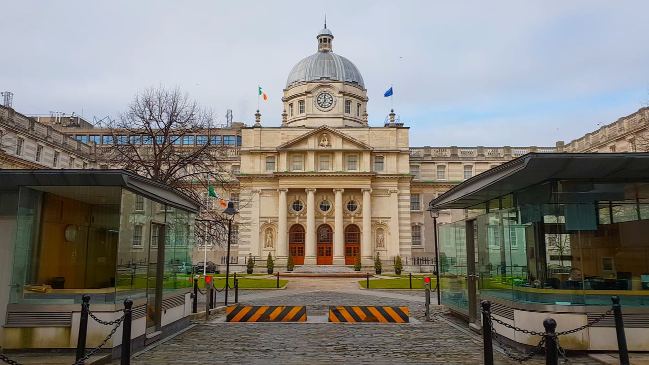 La República de Irlanda prohíbe las donaciones políticas en criptomonedas