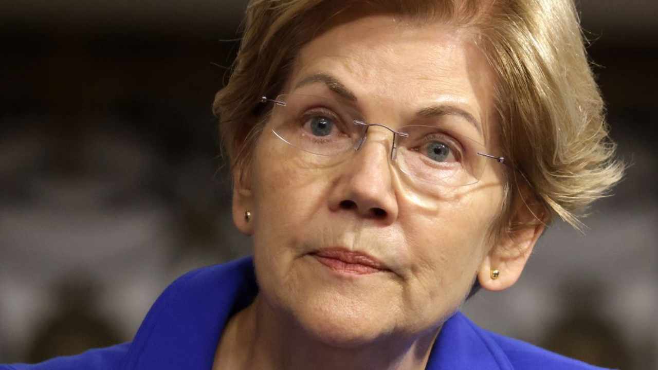 JAV senatorė Elizabeth Warren reikalauja ištikimybės atsakymų dėl savo sprendimo leisti Bitcoin į pensijų planus