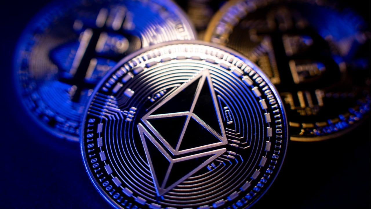 Bitcoin, Ethereum Technical Analysis: ETH Falls Below ,000 as Crypto Bearish Pressure Intensifies 