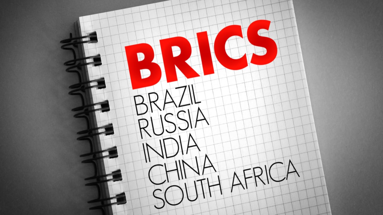 Analysts: BRICS Currency Set to Rival USD, Trump Warns of Depression as Kiyosaki Predicts Bond Crash, Waits to Buy Bitcoin - Bitcoin.com News Week in Review