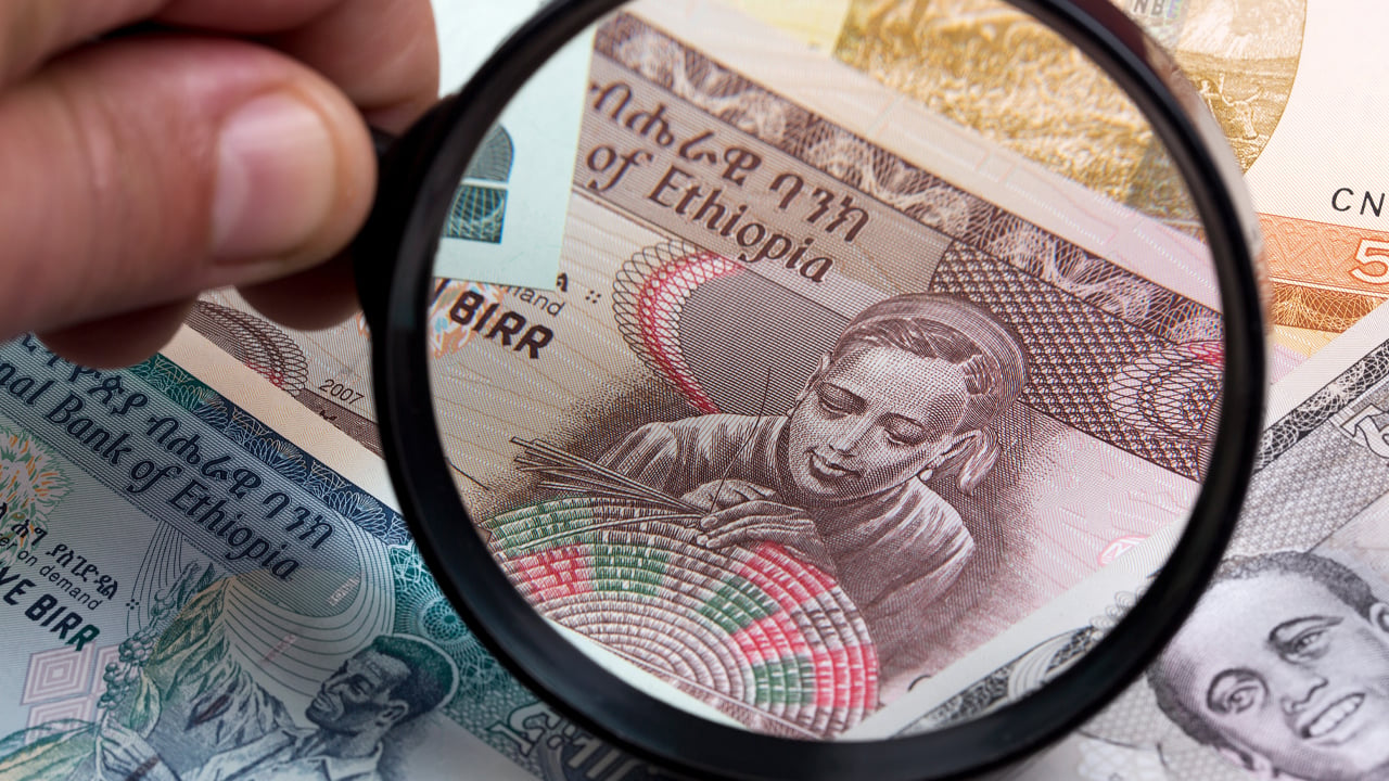 Informe: La brecha entre el tipo de cambio oficial y el del mercado paralelo de la moneda etíope crece a un nuevo récord