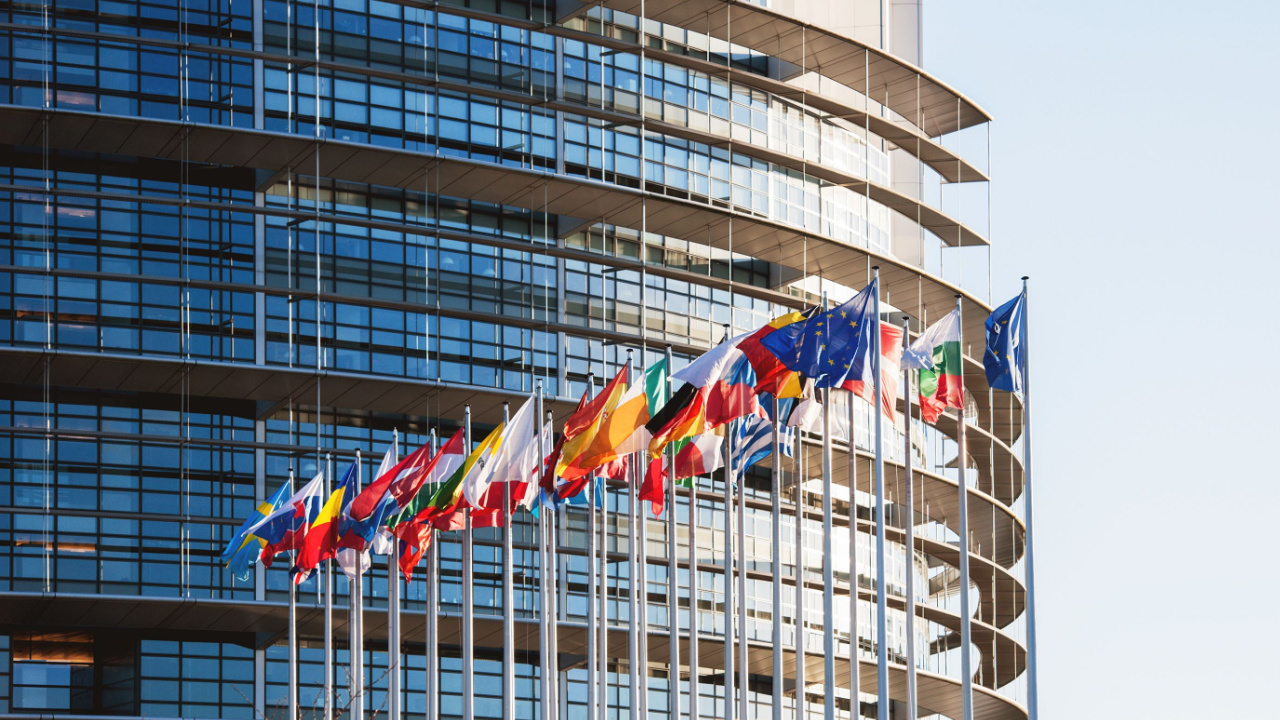 Key EU Parliament Committee Approves MiCA Deal to Regulate Crypto – Regulation Bitcoin News