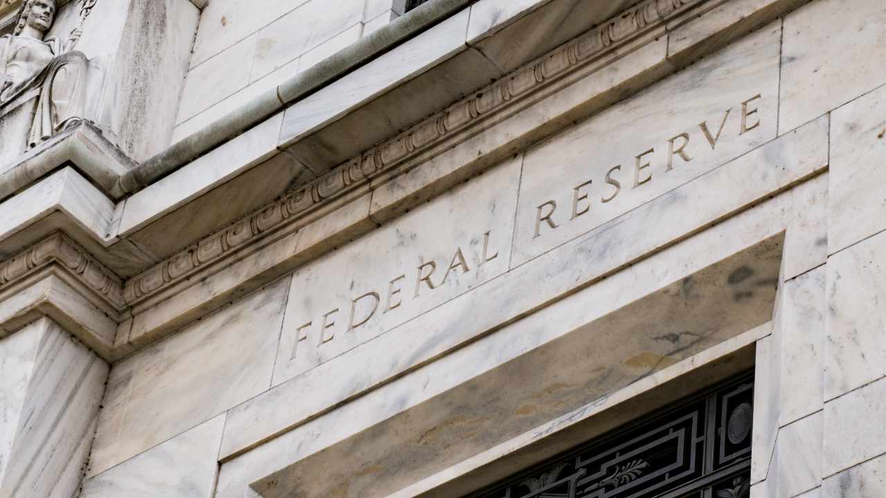 De Jeff Booth warnt vu Scholddeflatioun Wann d'Federal Reserve weider Zënssätz hält