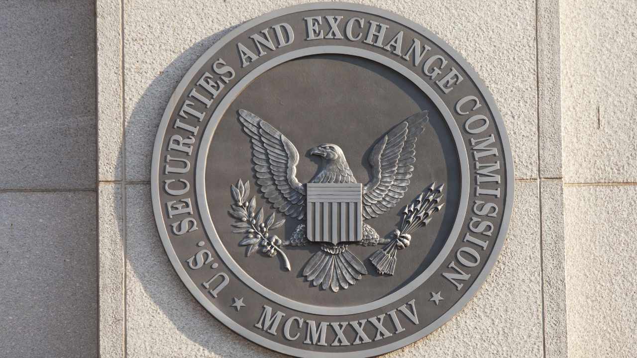 Fréiere SEC Beamten d'Crypto Warnung: E ​​Reguléierungsstrof fänkt just un