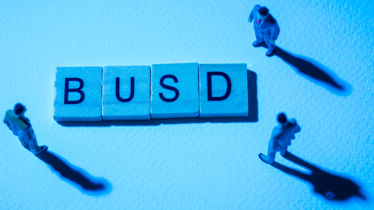BUSD Stablecoin Drops from Top 10 Crypto Assets Amid Significant Decrease in Dominance – Altcoins Bitcoin News