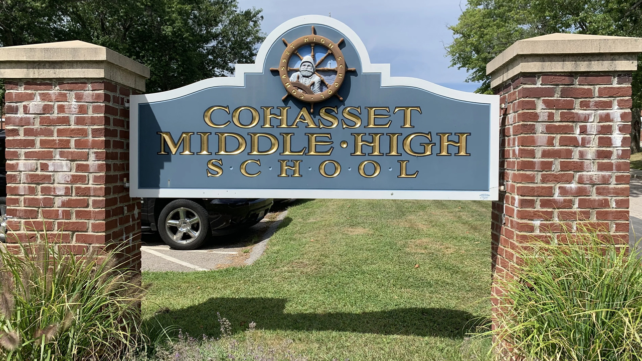 Ex empleado de la escuela secundaria Cohasset acusado de robar miles de dólares en electricidad para minar Bitcoin en el campus de la escuela Crawlspace