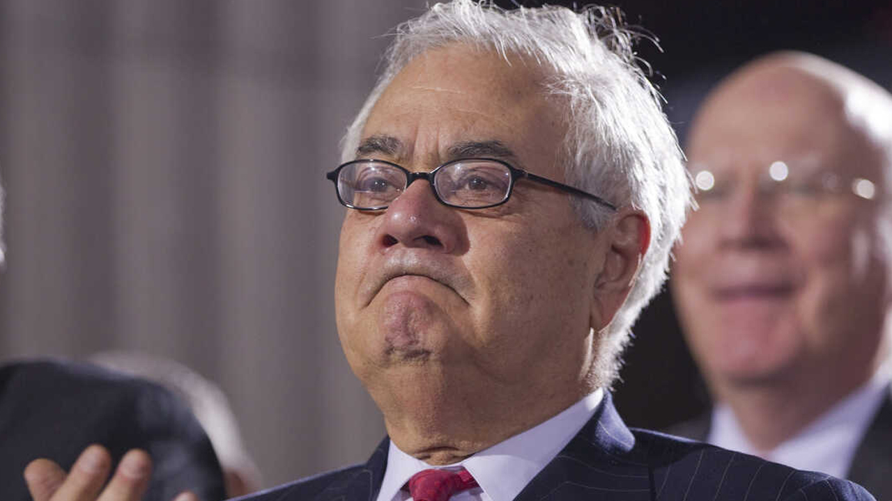 Barney Frank, anggota dewan bank dan co-sponsor Dodd-Frank, mencurigai pesan 