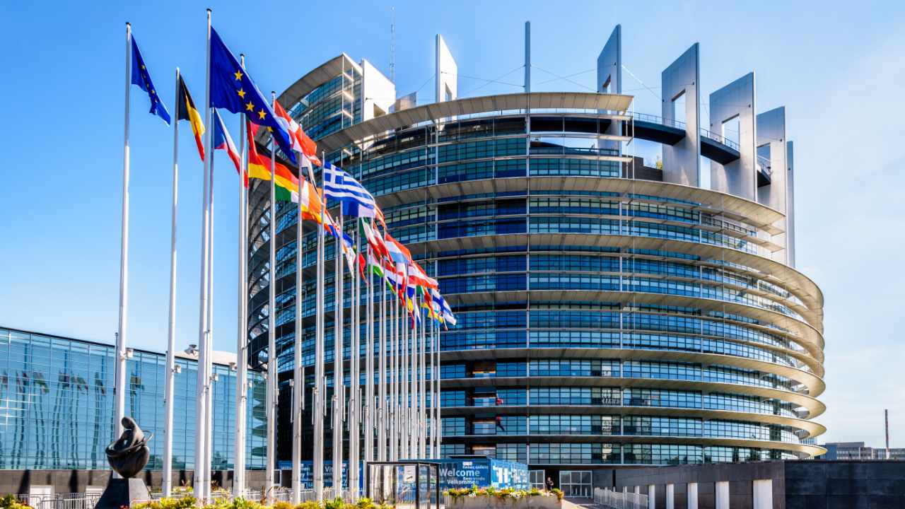 Los legisladores europeos votan para imponer un límite de 1000 € a las criptotransacciones no identificadas