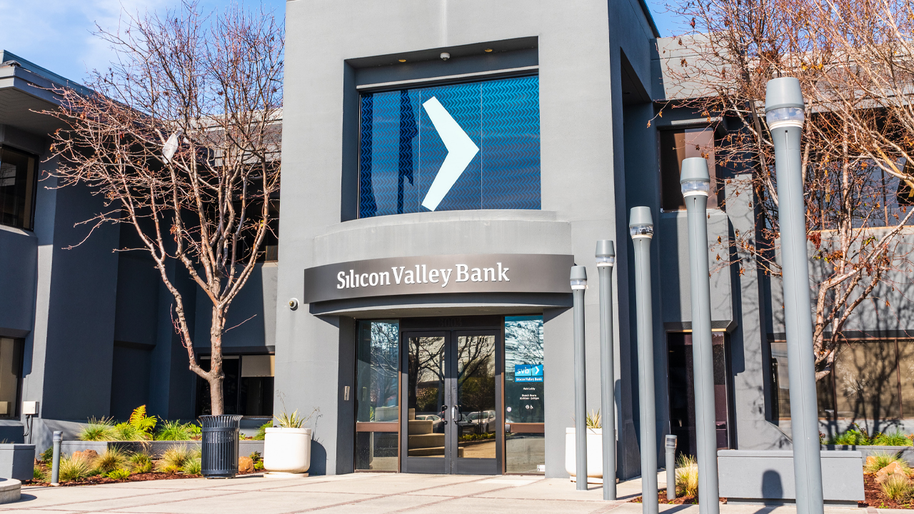 Regulator AS menutup Silicon Valley Bank di salah satu kebangkrutan terbesar sejak Washington Mutual