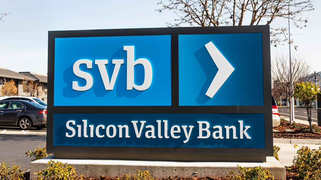 Silicon Valley Bank Faces Financial Woes as Stock Is Halted, Sells Billion Bond Portfolio at a .8 Billion Loss – Bitcoin News Silicon Valley Bank Faces Financial Woes as Stock Is Halted, Sells Billion Bond Portfolio at a .8 Billion Loss – Bitcoin News