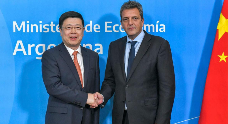 Argentine Economy Minister Sergio Massa and Chinese Ambassador to Argentina Zou Xiaoli.  Source: TELAM.