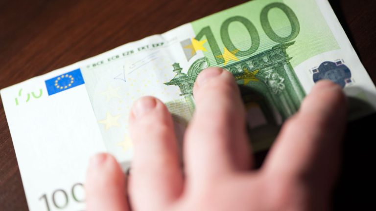 Right to Pay With Cash Enshrined in Constitution of Slovakia Amid Digital Euro Fears