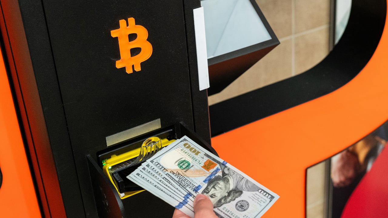 Iowa Resident Scammed of $6,600 in Bitcoin ATM Scheme, Police Launch Investigation
