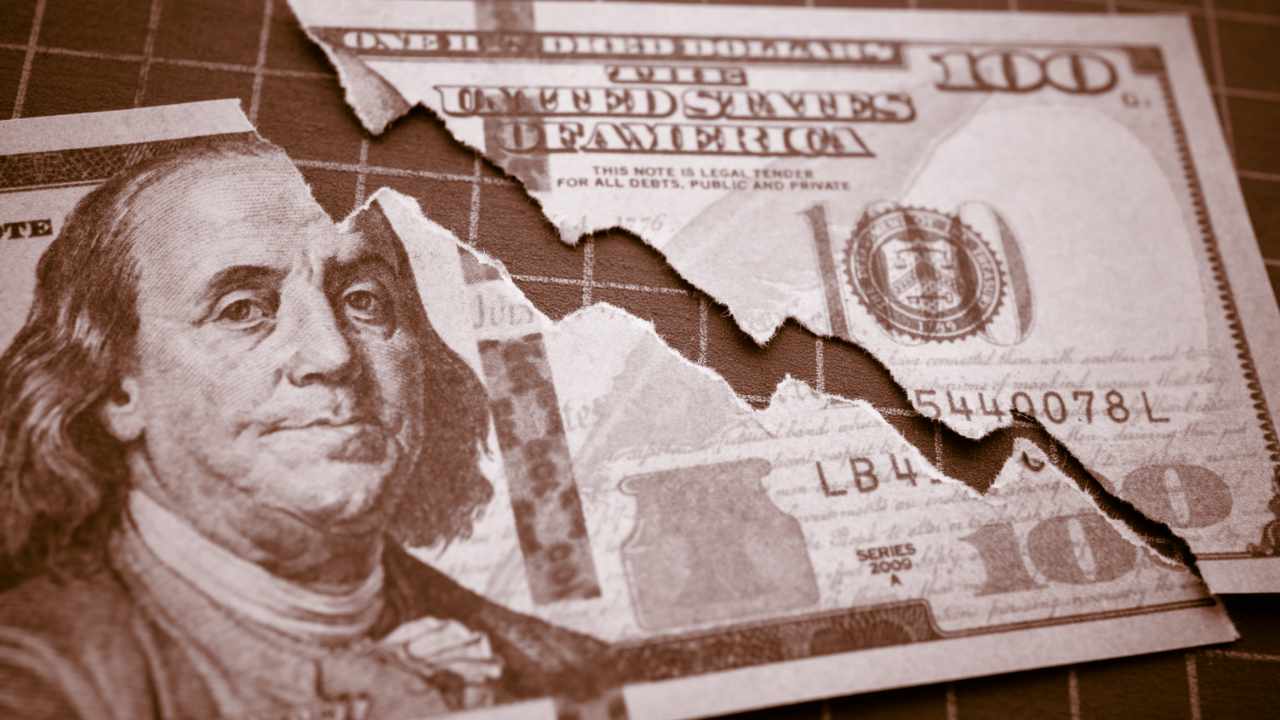 Economist Peter Schiff Advises ‘Get out of the Dollar’ — Says the USD Is Being Destroyed