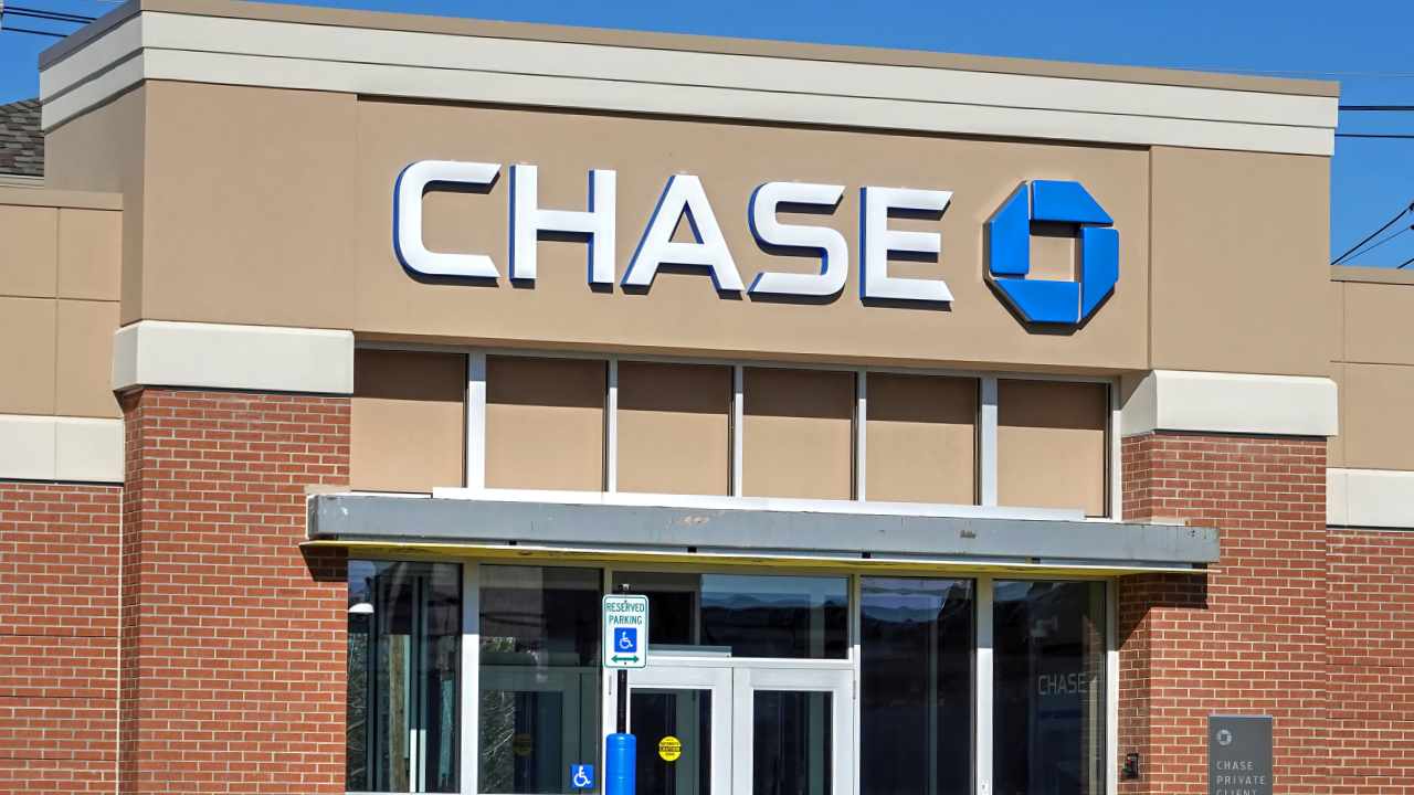 Coinbase CEO Calls on Chase Customers in UK to Close Accounts