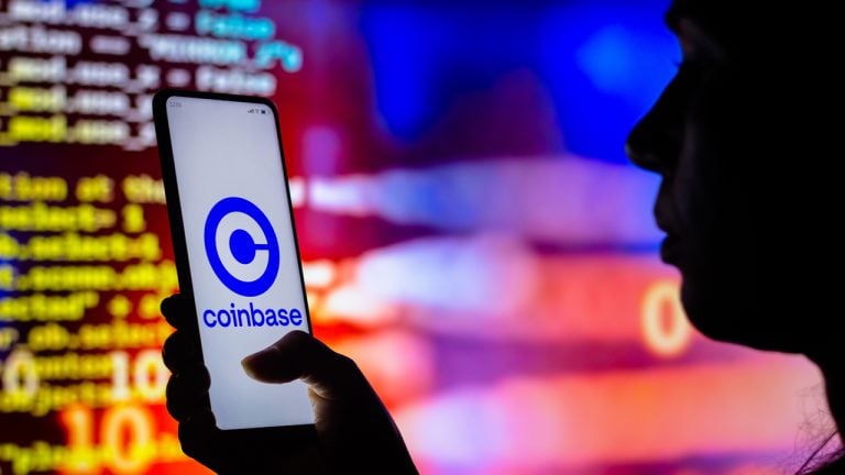Report: US Crypto Exchange Coinbase Fined for Refusing to Localize Russian Users' Data