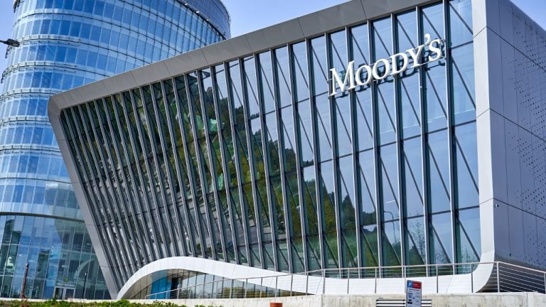 Moody's Downgrades US Credit Rating to Negative on Fiscal Deficits and Debt Concerns
