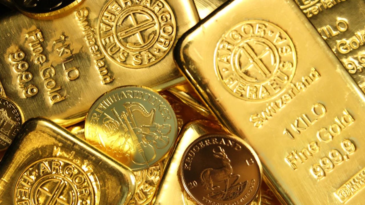 Gold Nears Record High Amid Global Uncertainty, Surges to 2,071 an