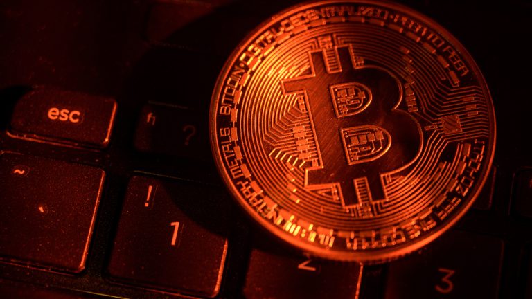 Bitcoin Sinks Below ,000 as Market Pressure Intensifies