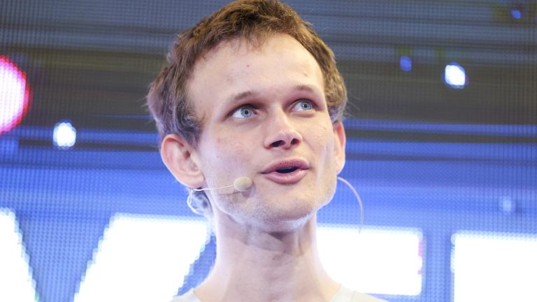 Vitalik Buterin Explores Blobs and Parallelization in L2 Rollup Analysis crypto