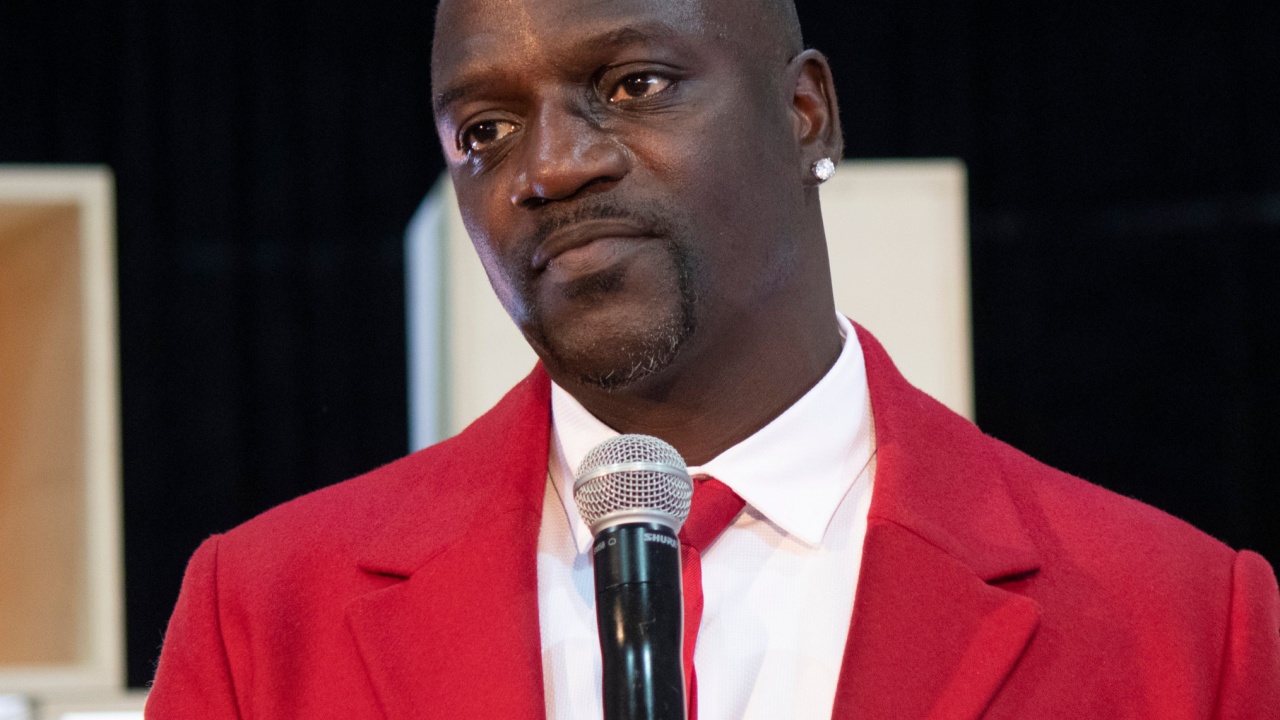 El artista de R&B Akon les dice a sus fans que no soliciten mensajes relacionados con criptomonedas