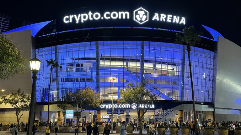Eminem propaguje nejnovější reklamu Crypto.com na play-off NBA svým 22 milionům následovníků
