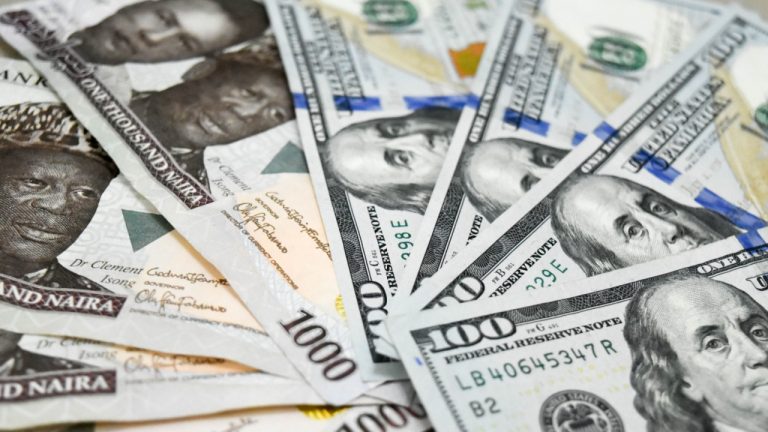 Guvernér nigérijskej centrálnej banky popiera používanie devízových rezerv na obranu miestnej meny