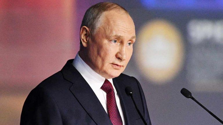 Putin Says US Dollar Dominance Diminishing as Use of 'Toxic Currencies' Declines