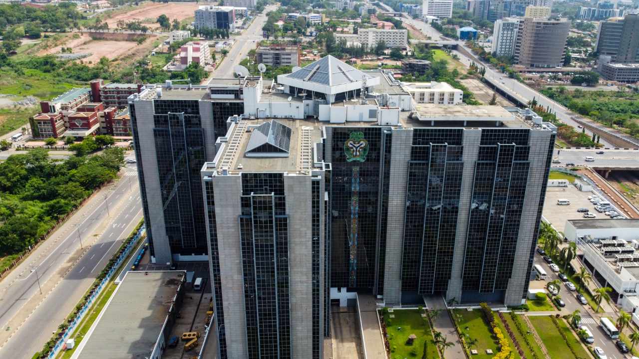 Nigeria toma medidas para defender el naira después de que la moneda alcanzara un nuevo mínimo histórico