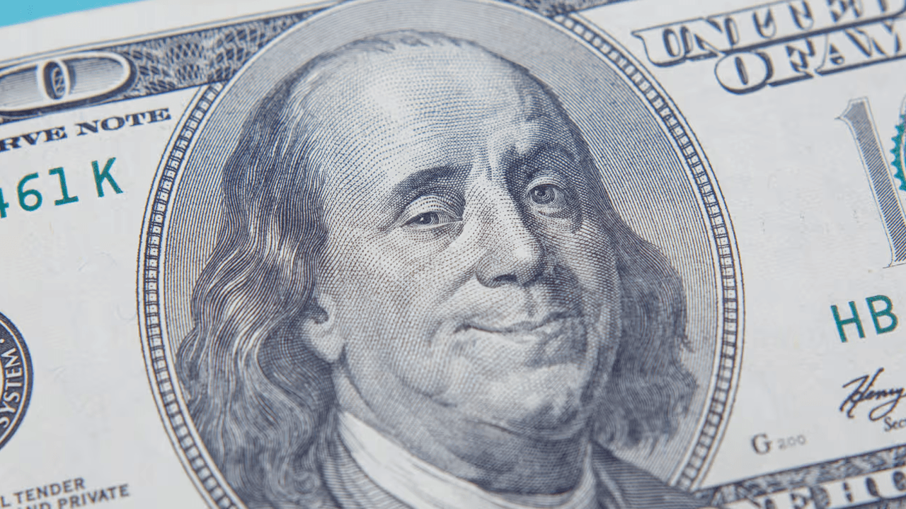 ‘Dollar Smile’ Theory Suggests Weaker Dollar Ahead, According to Stephen Jen