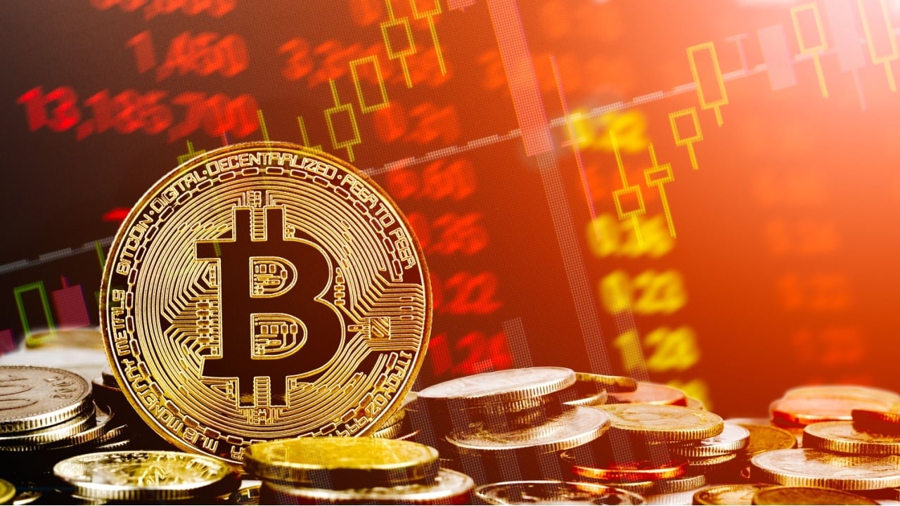 Crypto ETFs Extend Losing Streak With Nearly $1 Billion in Redemptions