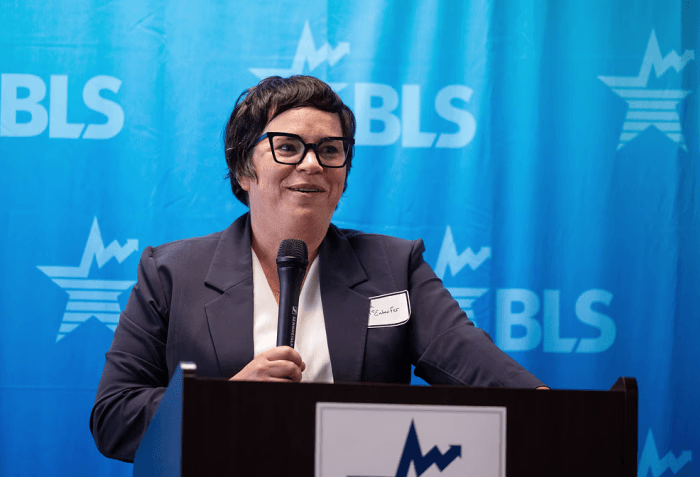 ترامب يقيل مفوضة الإحصاءات العمالية إيريكا ماكنتارفر ترامب يقيل مفوضة الإحصاءات العمالية إيريكا ماكنتارفر