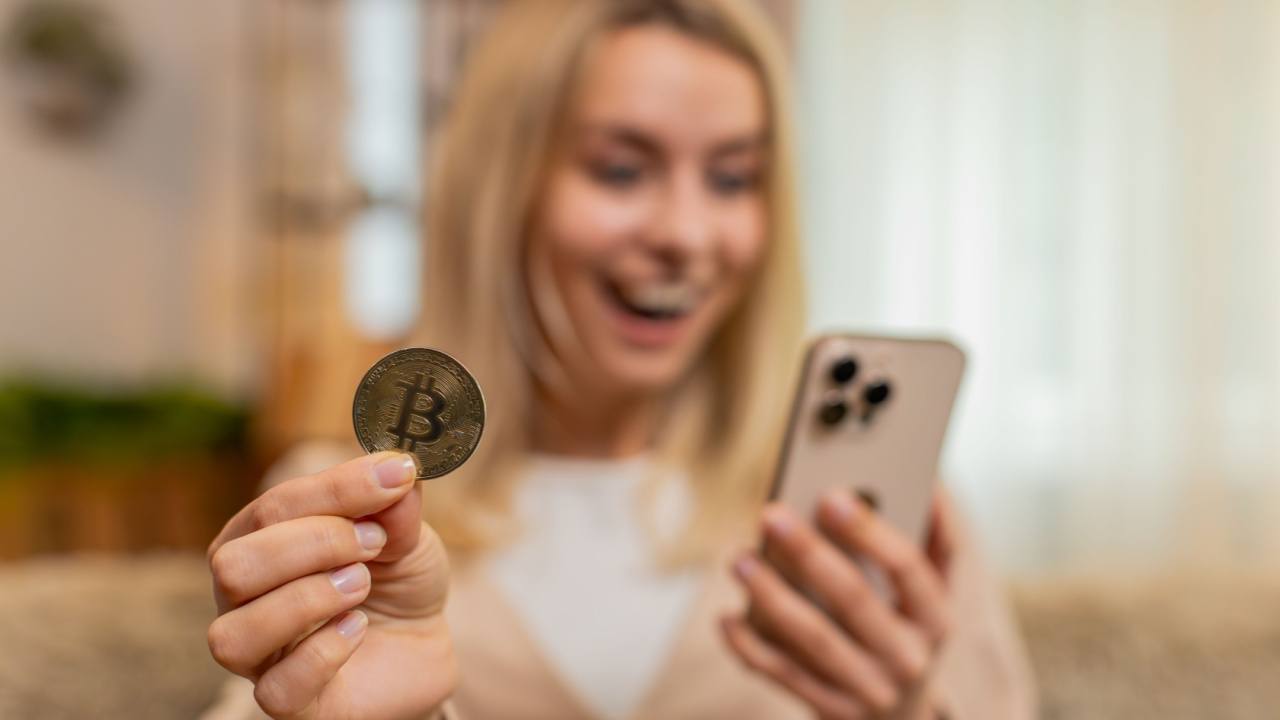 Bitcoin ETFs Rally Adds $301 Million as Ether Logs Third Day of Outflows
