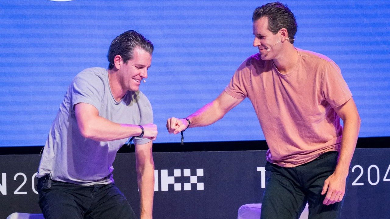 Bitcoin steigt, während Aktien Rekordhochs erreichen Bitcoin steigt, während Aktien Rekordhochs erreichen