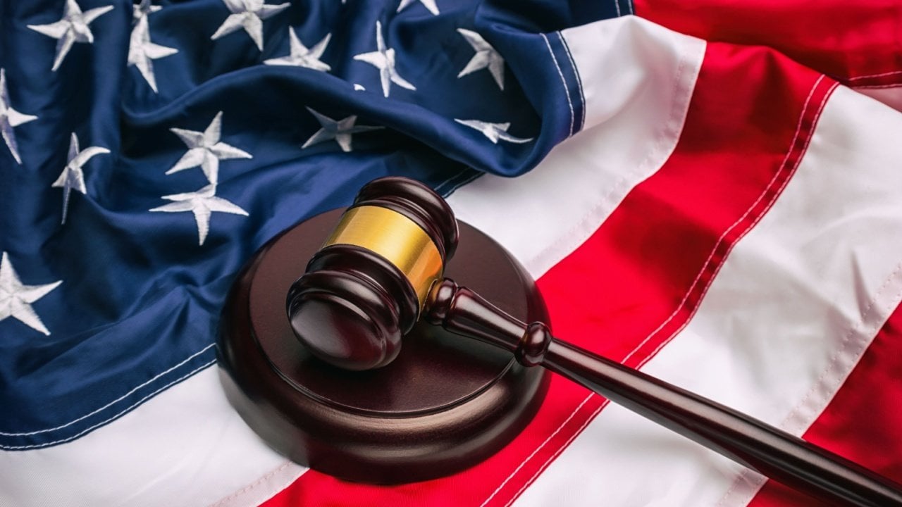 Coinbase CLO Argues Former SEC Crypto Stance Shares Similarities With US Tariffs Case