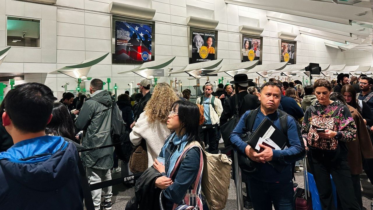 ينتهي إغلاق 40 يوماً، مما يرسل البيتكوين فوق 105 ألف دولار ينتهي إغلاق 40 يوماً، مما يرسل البيتكوين فوق 105 ألف دولار