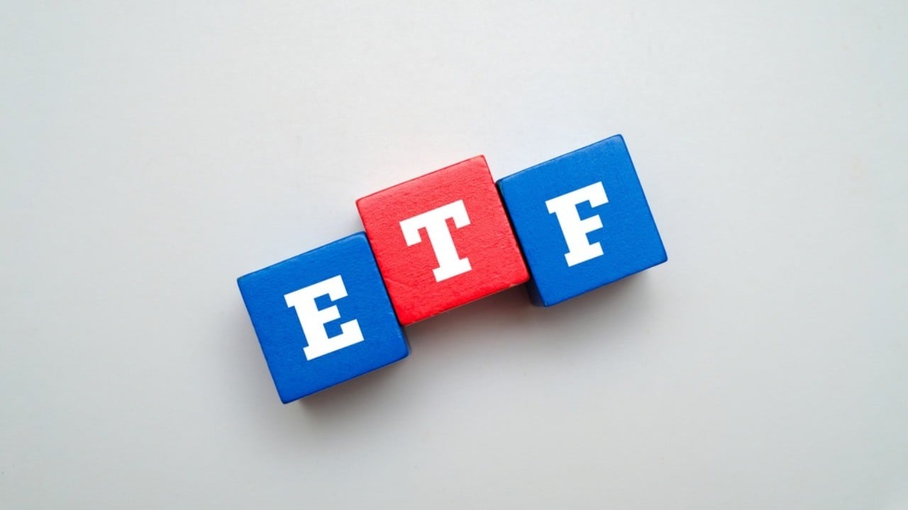 Bitcoin ETFs Lose $696 Million as Blackrock and Fidelity Lead Broad Crypto Selloff