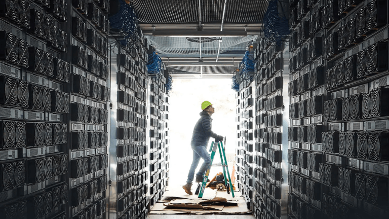 Expert Flags Bitcoin’s First Hashrate Bear Market as Network Sheds 145 EH/s