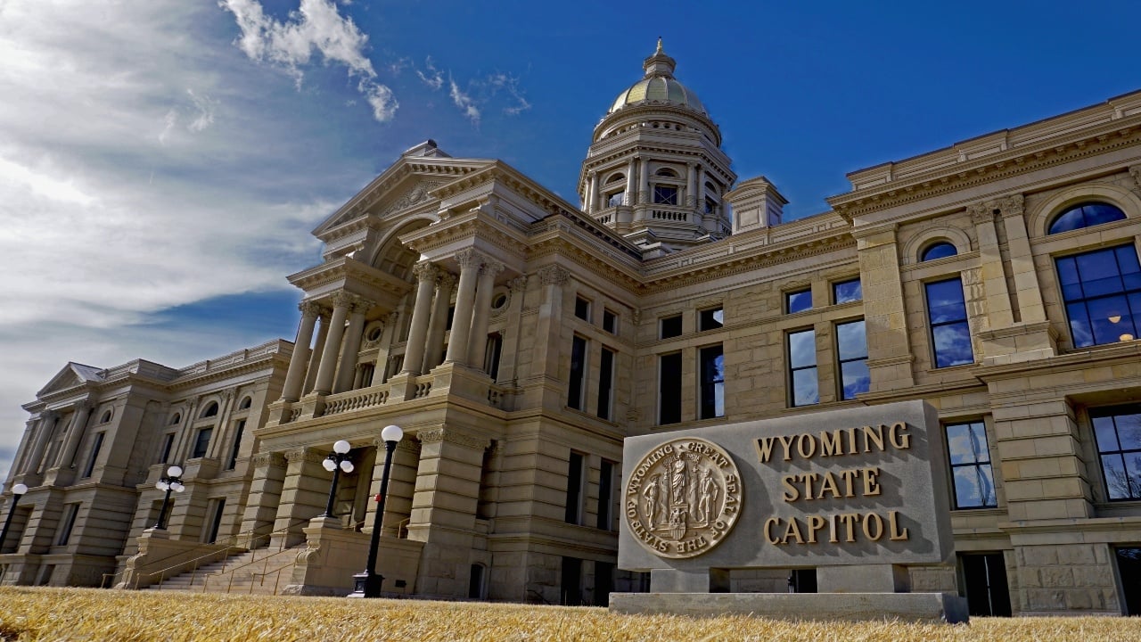 LINK Pops 3% to $9.70 as Wyoming Shifts Stablecoin to CCIP