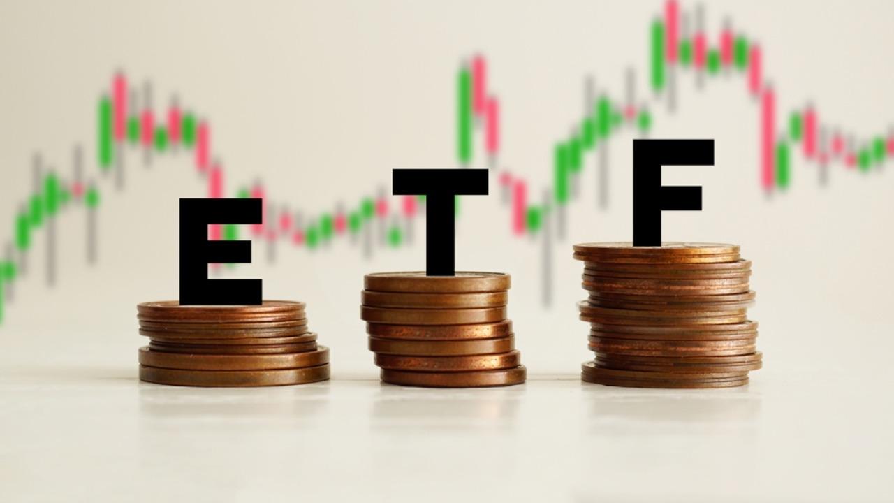 Bitcoin ETFs See $463M Outflow as Ether, XRP, and Solana Draw Institutional Capital