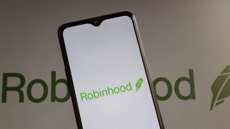 Robinhood Tops Binance bStocks With 862,800 Holders in 2 Months